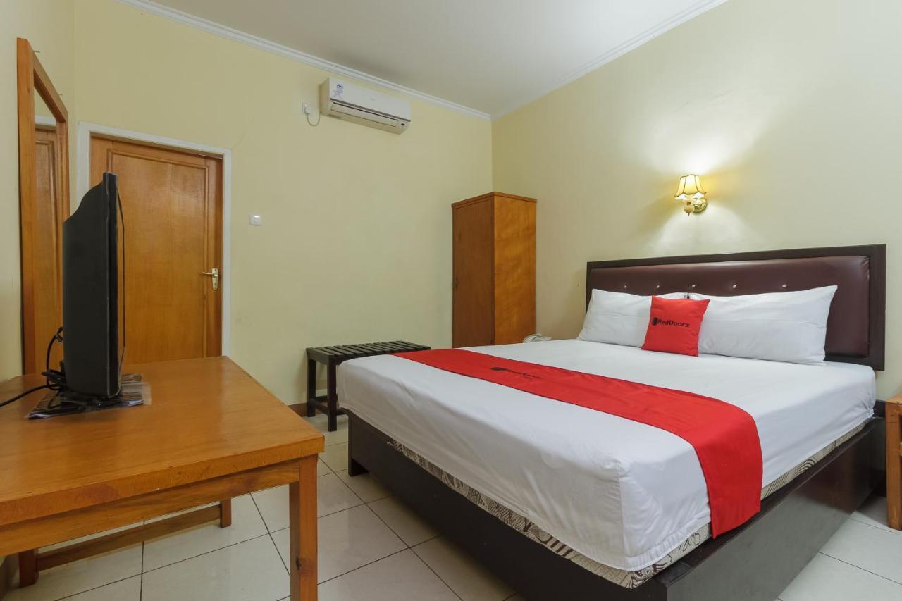 Hotel Reddoorz At Jalan Babepalar Rike Manado Esterno foto