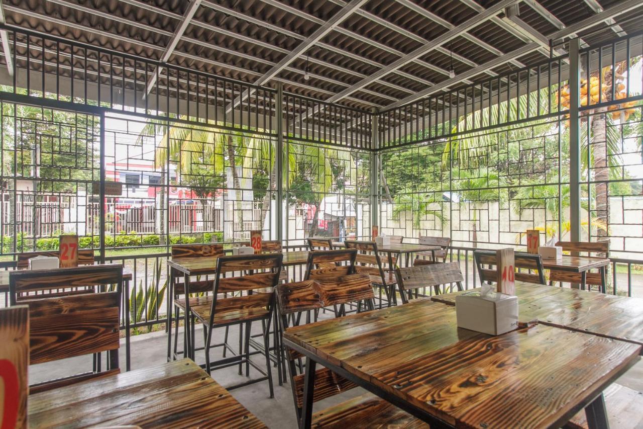 Hotel Reddoorz At Jalan Babepalar Rike Manado Esterno foto
